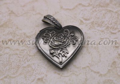 метално сърце за медальони с гравирана роза