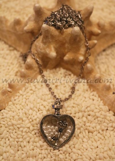 Винтидж колие стъклено сърце с метален обков, ключе и перли