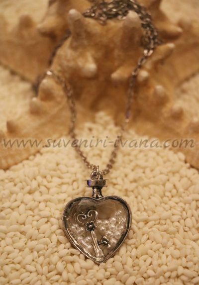 Винтидж колие стъклено сърце с метален обков, ключе и перли