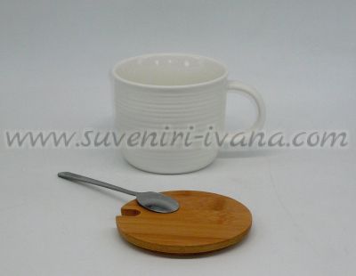 бяла чаша с капаче и лъжичка