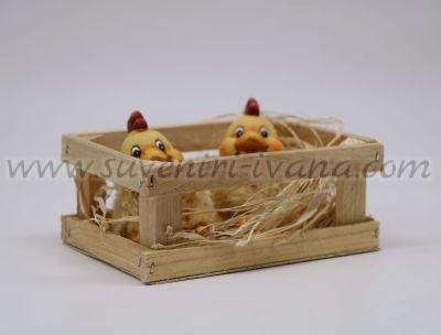керамични пиленца в дървена щайга