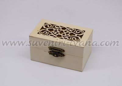 натурална дървена кутия с изрязан капак