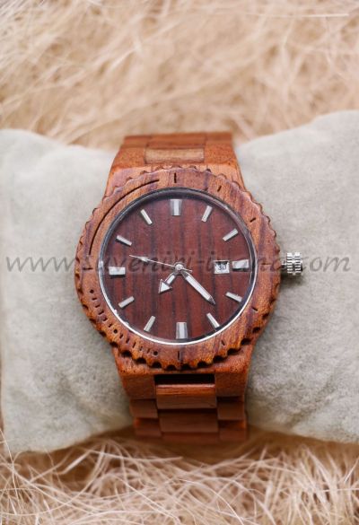 дървен часовник с дата