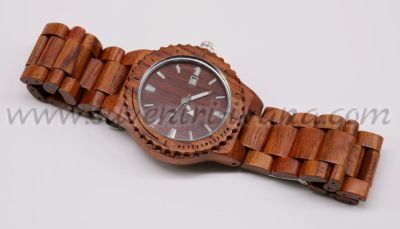 дървен часовник от бамбук показващ датата