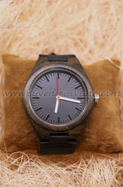 Дървен часовник с черна каишка от кожа и силикон