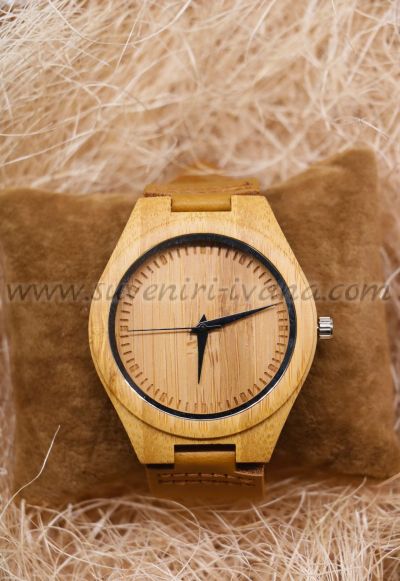 ръчен часовник от дърво с кафява каишка