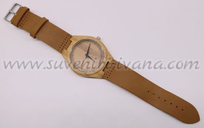 интересен часовник за ръка от бамбук