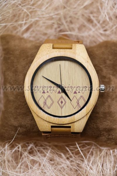 Дървен часовник с кожена кафява каишка