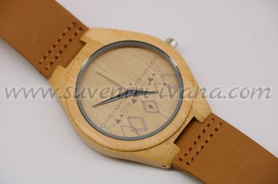 интересен часовник за ръка от бамбук