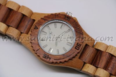 дървен часовник за ръка направен от бамбук