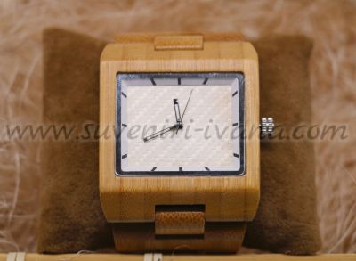 дървен часовник с дървена каишка