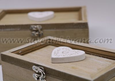 кутии с дървено сърце