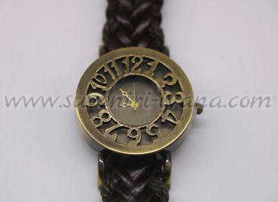 метален часовник с кожена каишка