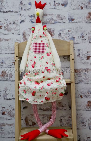 текстилна играчка кокошка с рокля