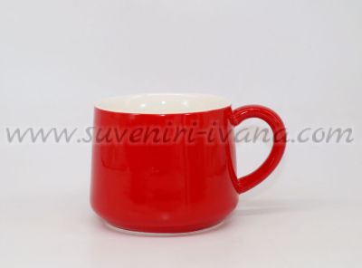 червена чаша с керамично еленче