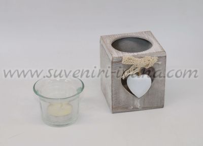 дървен куб свещ със сърце