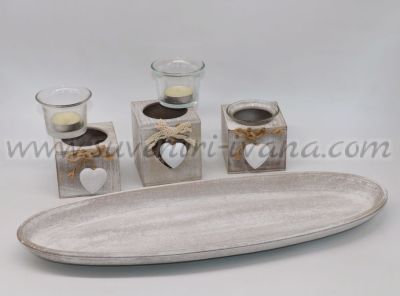 свещи в стъклени чашки в дървени кубчета и поставка
