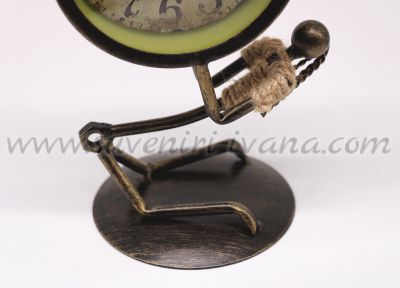 настолен метален часовник в стил винтидж