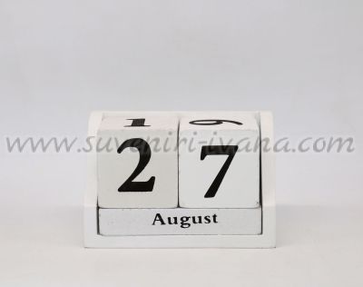 бял дървен вечен календар