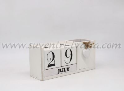 бял дървен календар с моливник