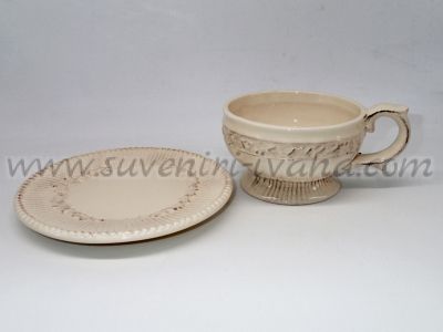 керамични чаша и чинийка с релефни коледни мотиви