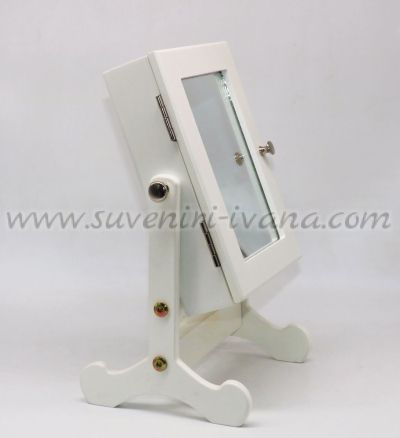 шкафче с огледало за съхранение на бижута и аксесоари