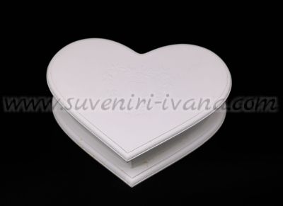 Бяла дървена кутия за принадлежности с формата на сърце