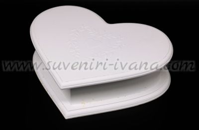 дървена кутия с формата на сърце в бяло