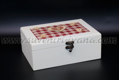 Дървена кутия за бижута с текстилна декорация