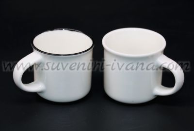 малки бели керамични чашки
