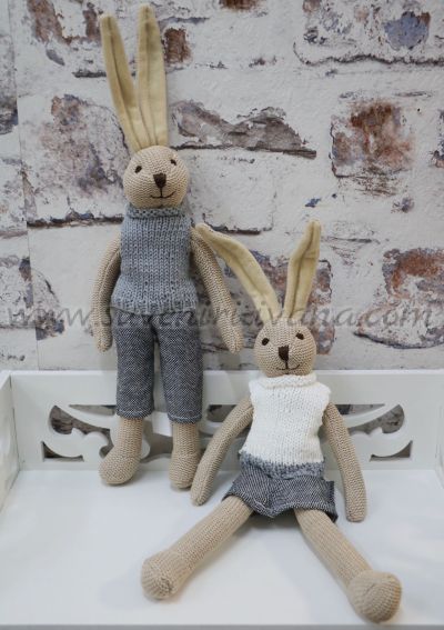 плетени зайчета облечени с дрешки