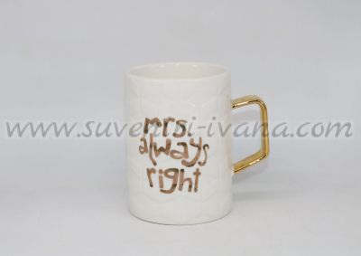бяла чаша със златен надпис Mrs. always right