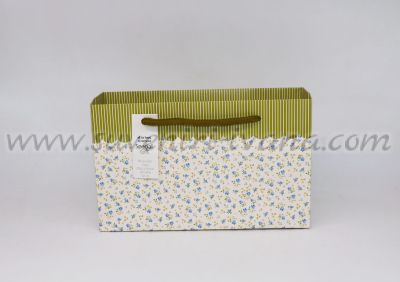 малка торбичка за подаръци на цветенца със светлозелени дръжки от текстил