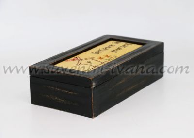 Дървена кутия за принадлежности с текстилна декорация