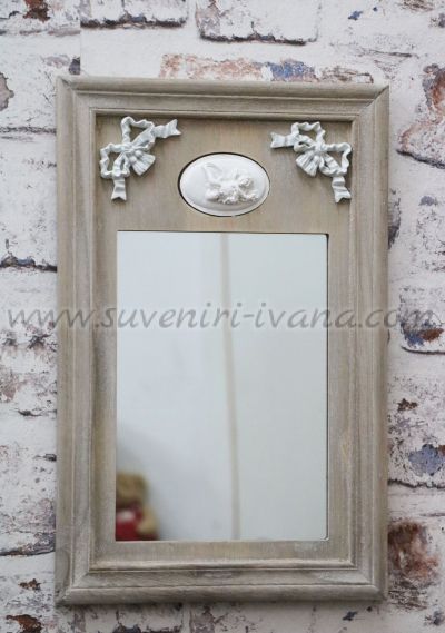 Огледало за стена с дървена рамка и орнаменти