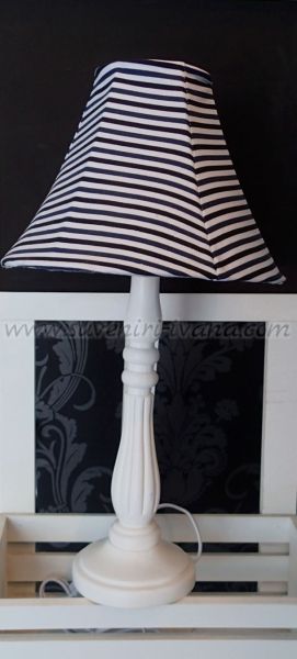 Лампа с основа от полирезин и шапка от текстил 25,0 х 48,0 см.