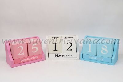 дървен вечен календар в бяло, светлосиньо или розово