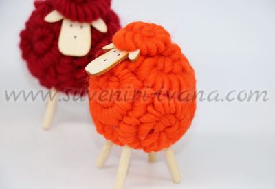 фигурка овца от текстил и дървени елементи