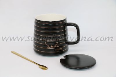 черна чаша с релефна повърхност капаче и лъжичка
