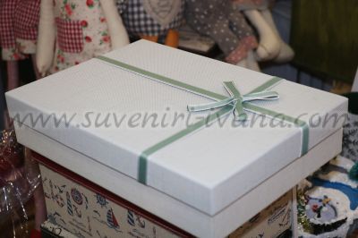 кутия за подаръци с панделка на капака