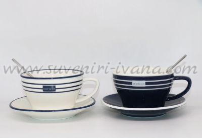 чаши за чай или кафе с чинийки и лъжички