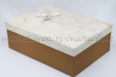кутия за подаръци с панделка на капака