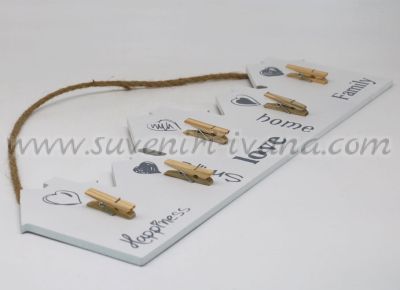 табелка в бяло с пет дървени щипки за бележки или снимки