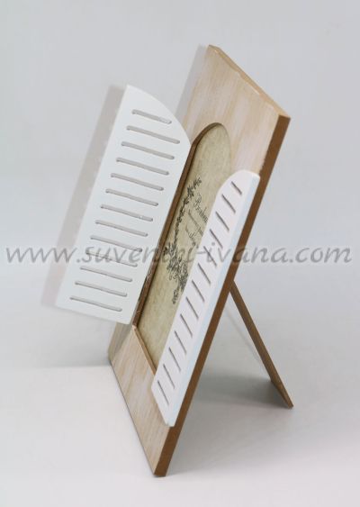 фото рамка за една снимка направена като прозорче с дървени капаци