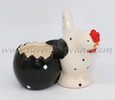 декоративна великденска кокошка с кошче яйце