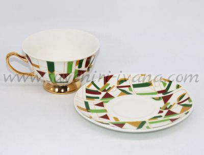 порцеланова чаша с чинийка за кафе или чай