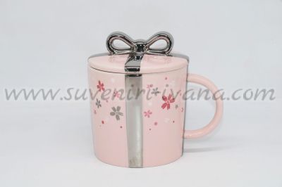 розова чаша подарък с панделка на капачето