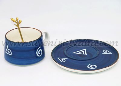 порцеланова чаша за чай или кафе с чинийка и златна лъжичка