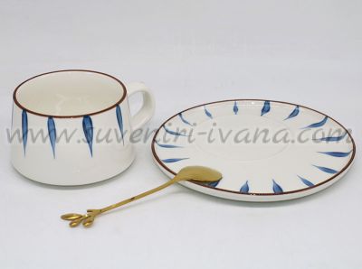 порцеланова чаша с чинийка и златиста лъжичка
