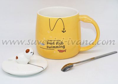 жълта чаша с коте и рибки